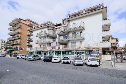 Foto Negozio in Via Ancona, Ladispoli Centro di 1050 m² con 2 locali