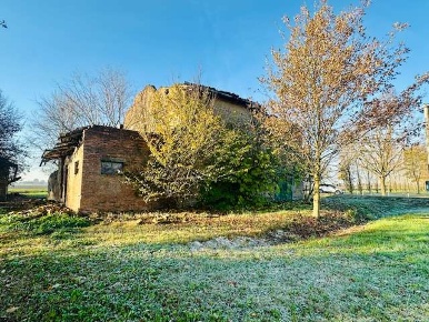 Foto Rustico a Mirandola di 4650 m² con 10 locali in vendita