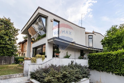 Foto Villa unifamiliare in Via Fratelli Cairoli, Seregno Santa Valeria