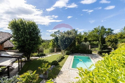 Foto Villa singola in VIA CASCINA BRUGHIERA, Lesmo di 270 m² con 6 locali