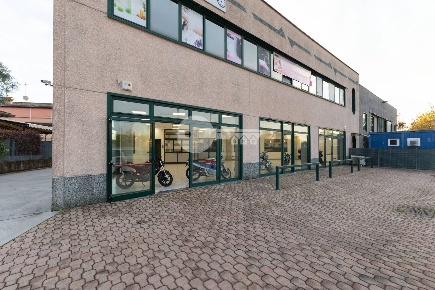 Foto Locale commerciale in Via Caduti del Lavoro, Ghedi Centro di 200 m²