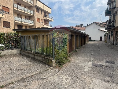 Foto Box in via san mauro, Parabiago Centro di 14 m² con 1 locali
