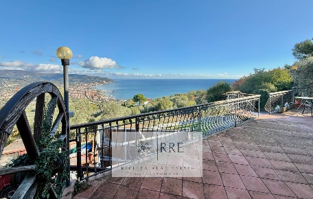 Foto Villa singola in strada berzi, Diano Marina di 250 m² con 9 locali