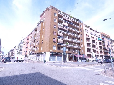 Foto Negozio in Via Leone Tolstoi, Milano Giambellino di 25 m² con 1 locali