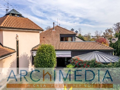 Foto Villa singola in Via San Pietro, Sumirago di 314 m² con 11 locali