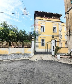 Foto Appartamento in Via Alfonso Salfi, Cosenza Centro Storico di 145 m²