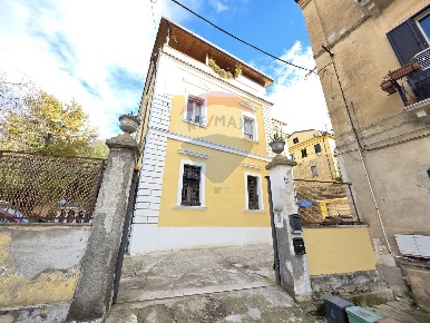 Foto Appartamento in Via Alfonso Salfi 28, Cosenza Centro Storico di 145 m²