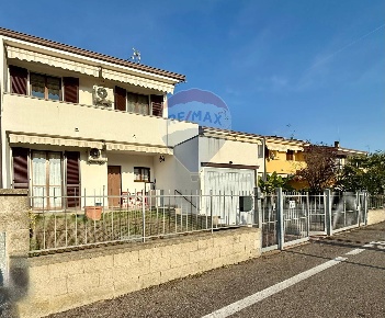 Foto Villa a schiera in Via Villaggio Europa, Marcignago Centro di 131 m²