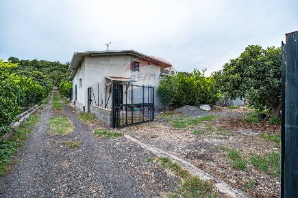 Foto Terreno agricolo in Via Reitana, Aci Catena di 1600 m² in vendita