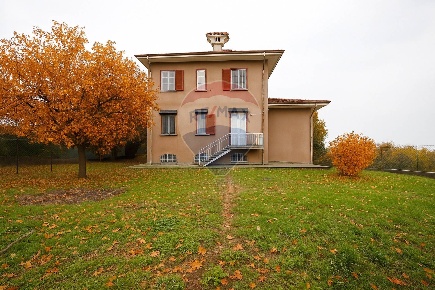 Foto Villa singola in VIA ROMA, Casatenovo Centro di 288 m² con 10 locali