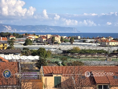 Foto Appartamento in Viale 8 Marzo, Albenga Centro di 88 m² con 4 locali