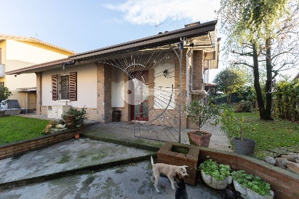 Foto Villa singola in Via Manzoni, Leno Castelletto di 220 m² con 5 locali
