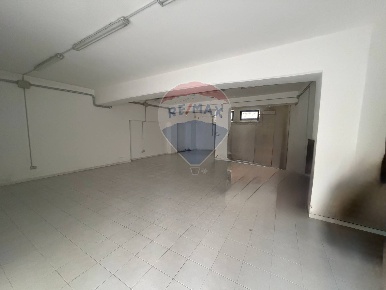 Foto Locale commerciale in Via Emilio Bianchi, Viterbo di 105 m² in vendita