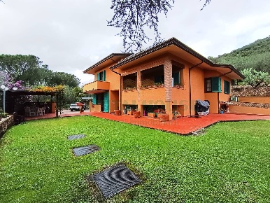 Foto Villa singola in VIA VALLERO, Massarosa Piano di Mommio di 260 m²