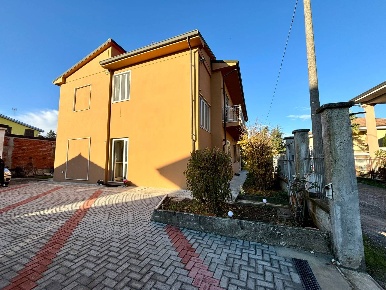 Foto Villa bifamiliare a Alessandria Cristo di 230 m² con 13 locali