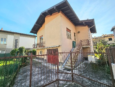 Foto Casa indipendente in Via Vicolo Monte Rosa, Laveno-Mombello di 130 m²