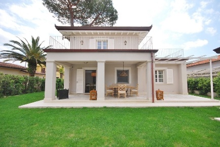 Foto Villa unifamiliare in via adua, Pietrasanta di 140 m² con 8 locali