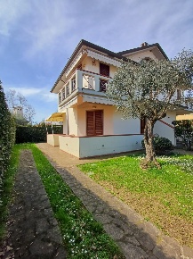 Foto Villa bifamiliare in via viviani 22, Pietrasanta di 150 m² in affitto