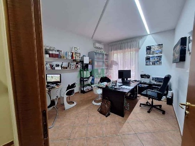 Foto Ufficio in via sbarre inferiori379, Reggio di Calabria di 120 m²