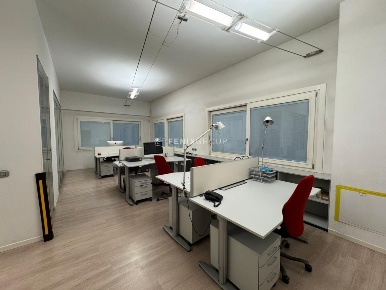 Foto Ufficio in via muratori 6, Monza Cederna di 115 m² con 3 locali