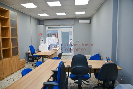 Foto Negozio in via Michele Galiani, Bari Carrassi di 60 m² con 1 locali