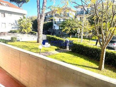 Foto Appartamento a Massa Marina di Massa Centro di 60 m² con 3 locali