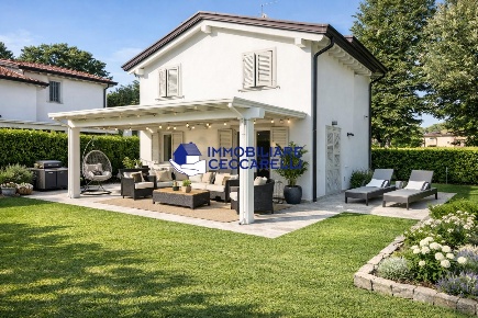 Foto Villa unifamiliare a Montignoso Cinquale di 150 m² con 3 locali