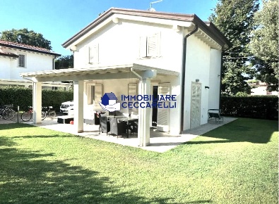 Foto Villa unifamiliare a Montignoso Cinquale di 150 m² con 3 locali