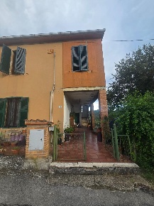 Foto Appartamento a Monticiano Centro di 95 m² con 6 locali in vendita