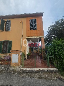 Foto Appartamento a Monticiano Centro di 95 m² con 6 locali in vendita