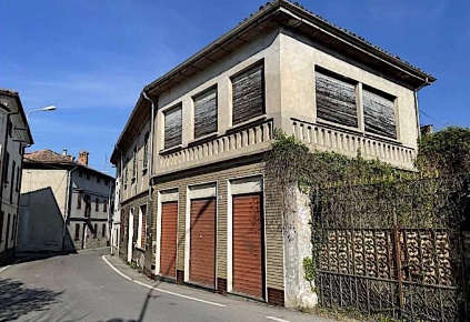 Foto Casa indipendente a Santa Giuletta Centro di 538 m² con 11 locali