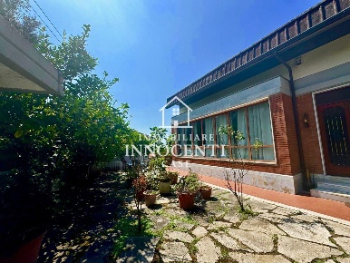 Foto Villa bifamiliare a Massa Centro di 130 m² con 5 locali in vendita