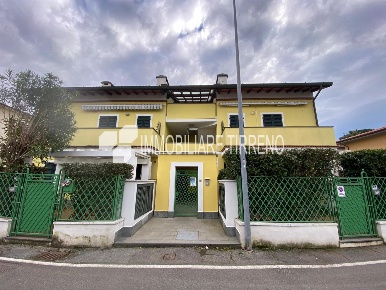 Foto Villa a schiera a Massa Marina di Massa Centro di 75 m² con 4 locali