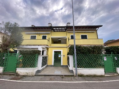 Foto Villa a schiera a Massa Marina di Massa Centro di 75 m² con 4 locali