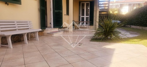 Foto Villa bifamiliare a Montignoso Cinquale di 100 m² con 6 locali