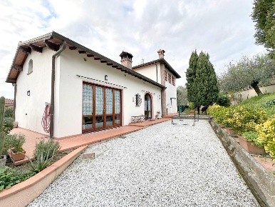 Foto Villa unifamiliare a Buggiano Borgo A Buggiano di 230 m² con 10 locali