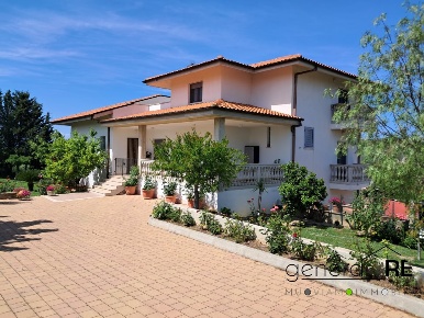 Foto Villa unifamiliare a Castilenti di 810 m² con 15 locali in vendita