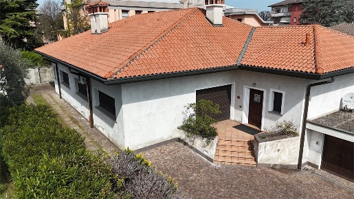 Foto Villa unifamiliare in via Roma, Parabiago Centro di 235 m² in vendita