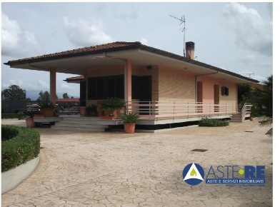 Foto Villa unifamiliare in Strada Bufalotto, Latina Bainsizza di 340 m²