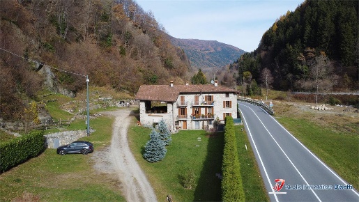 Foto Villa unifamiliare in Via Luigi Folonari, Edolo Centro di 480 m²