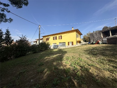 Foto Case semi ndipendenti in Via Sant'Angelo, Bellante di 180 m²