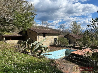 Foto Rustico in Località La Cola, Fivizzano Agnino di 542 m² con 19 locali