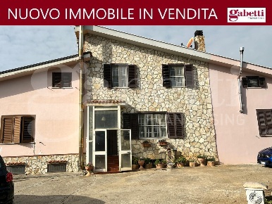 Foto Villa unifamiliare in Via Le Pastine 38, Cori di 180 m² con 4 locali