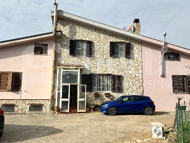 Foto Villa unifamiliare in Via Le Pastine 38, Cori di 180 m² con 4 locali