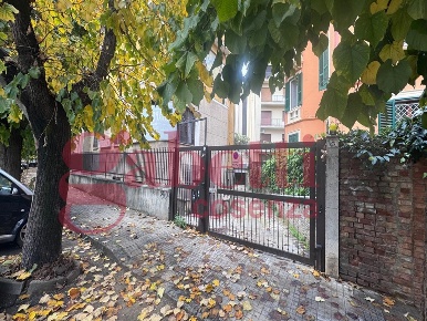 Foto Negozio in Via Cosenza via Alimena 13, Cosenza Centro di 166 m²