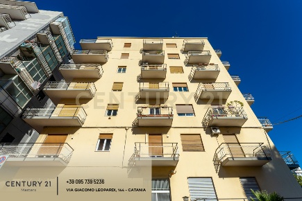Foto Appartamento in Via Mineo 33, Catania Cibali di 270 m² con 13 locali