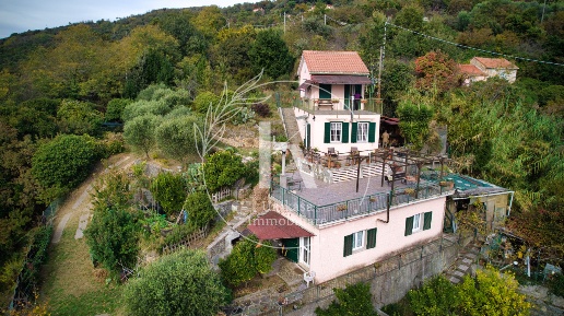 Foto Villa singola in Via Ciantagalletto, Savona di 80 m² con 3 locali