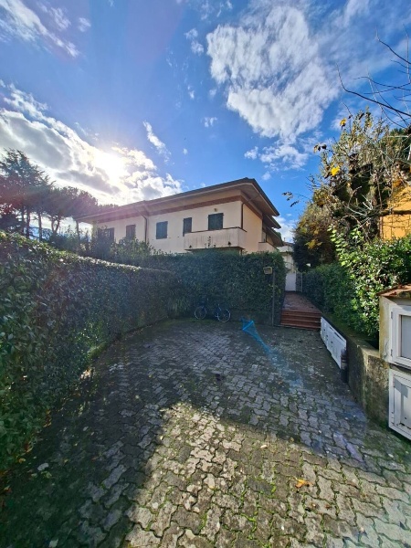 appartamento in vendita a Massa in zona Marina di Massa