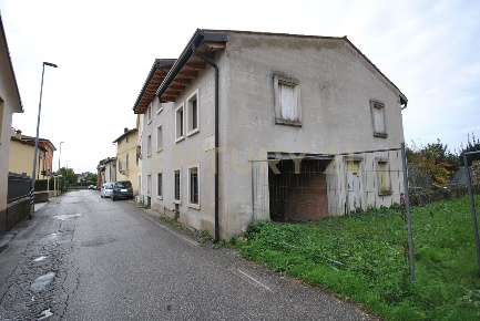 Foto Villa unifamiliare in Via Belvedere snc, Verona Poiano di 481 m²