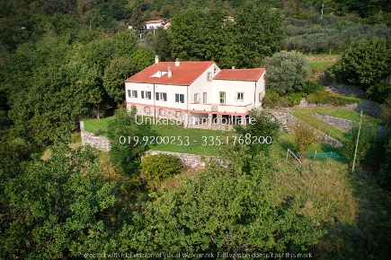 Foto Villa unifamiliare in località Termini, Vado Ligure di 532 m²